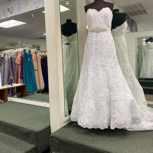 Bonny's Bridal Wedding Gown 8302
